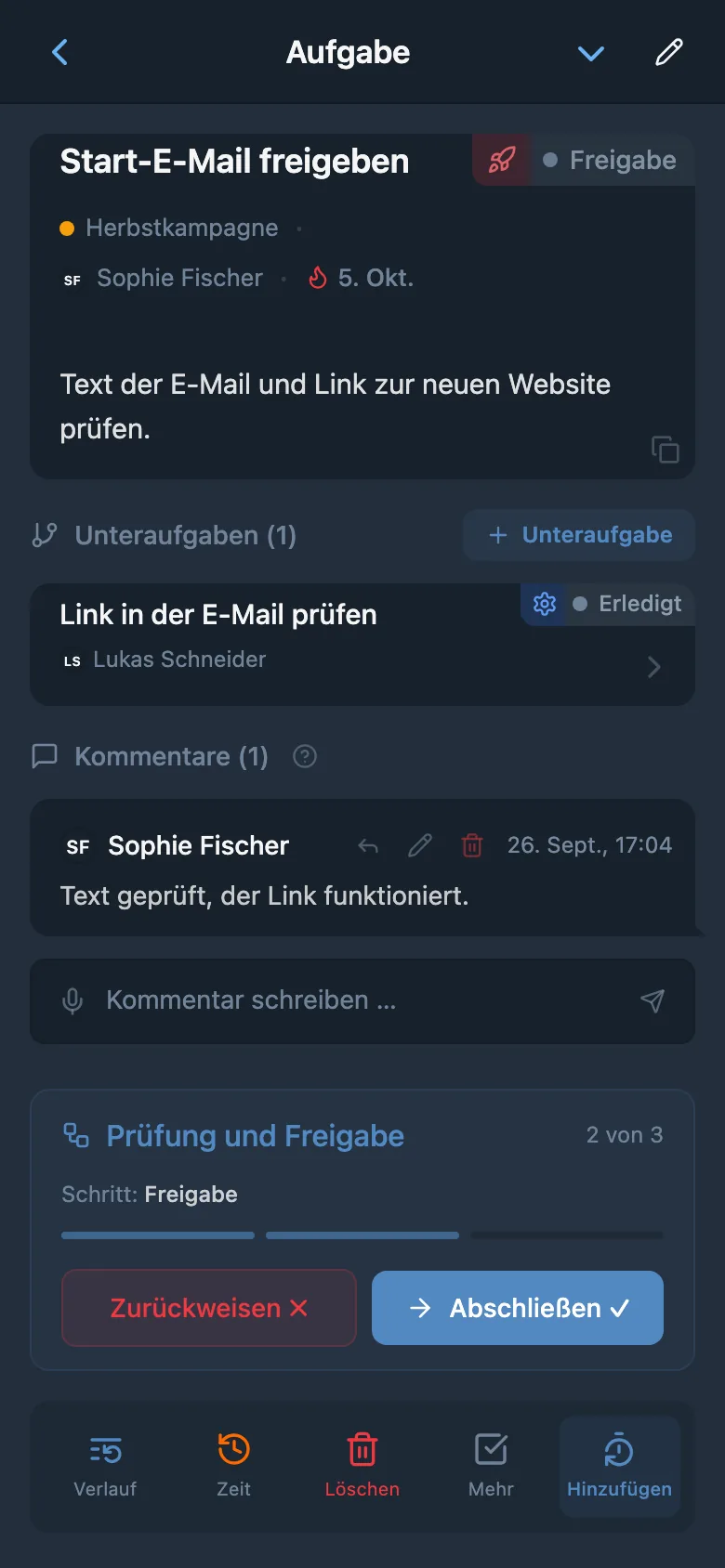 Dieselbe Aufgabe in der Freigabephase mit neuer zuständiger Person und den Aktionen „Zurückweisen“ und „Abschließen“