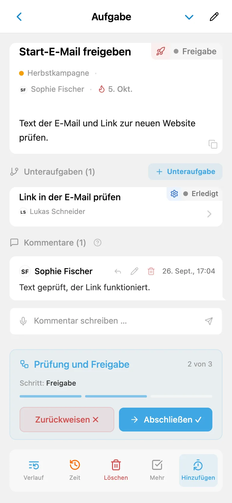 Dieselbe Aufgabe in der Freigabephase mit neuer zuständiger Person und den Aktionen „Zurückweisen“ und „Abschließen“
