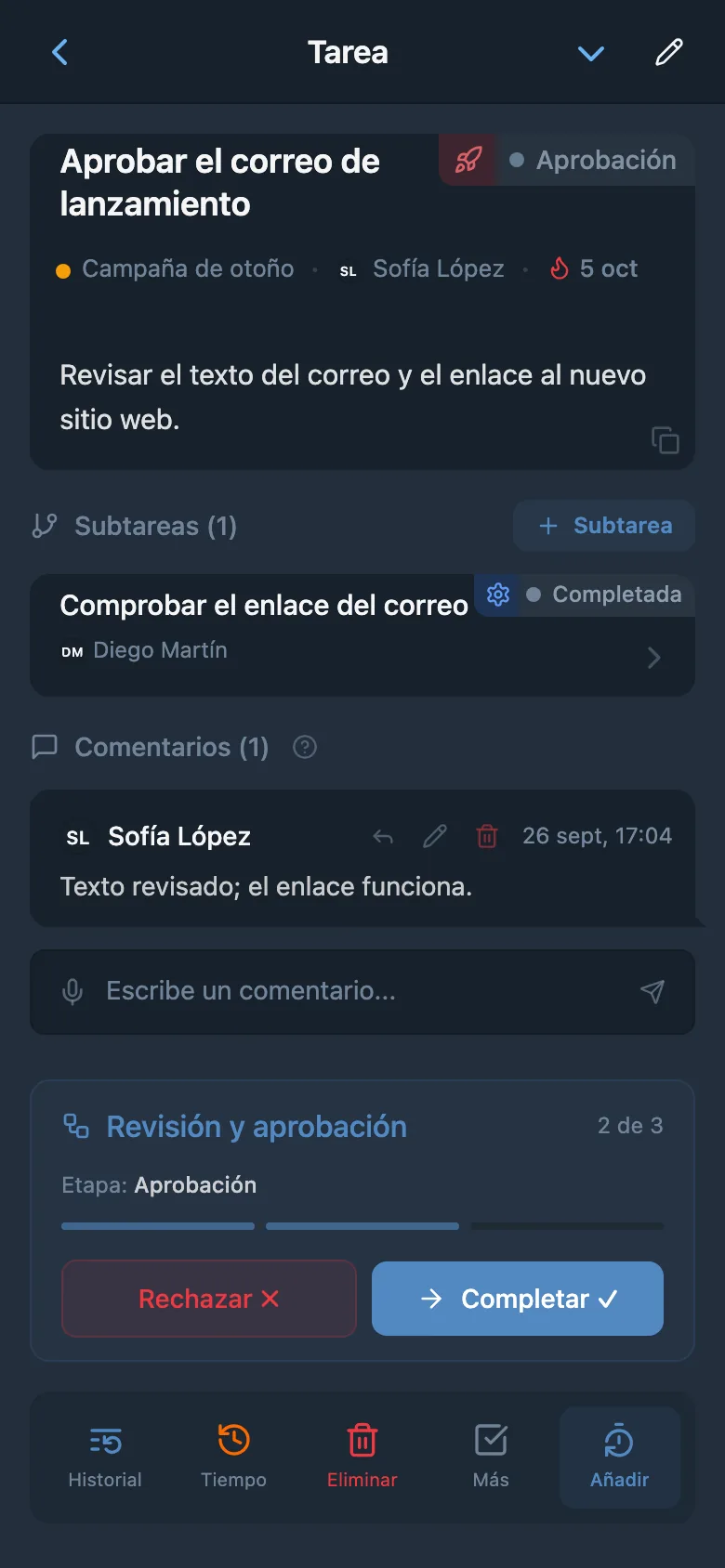 La misma tarea en la etapa de aprobación, con un nuevo responsable y las acciones «Rechazar» y «Completar»