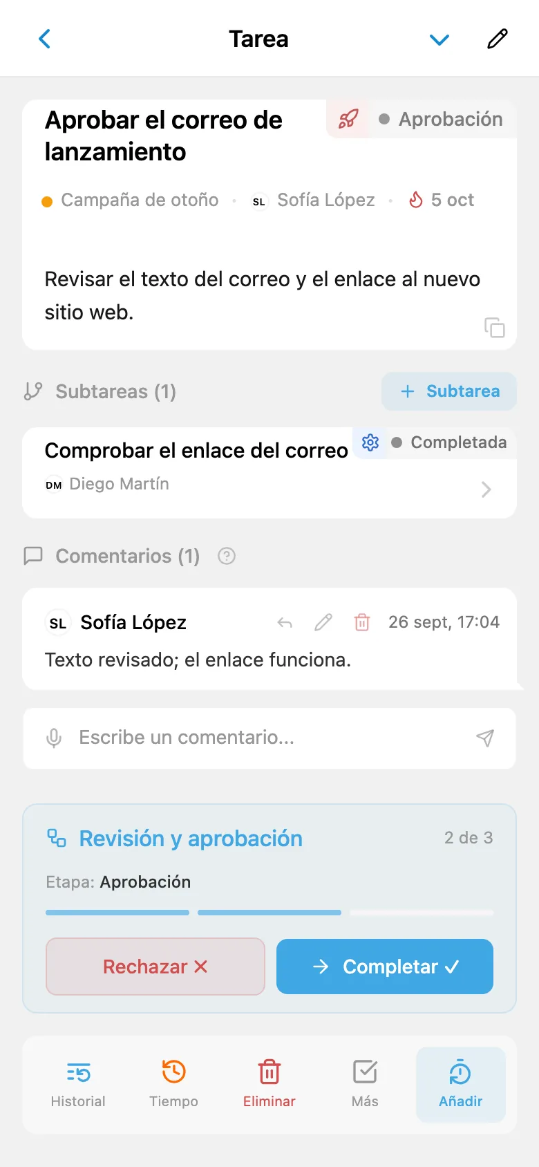 La misma tarea en la etapa de aprobación, con un nuevo responsable y las acciones «Rechazar» y «Completar»