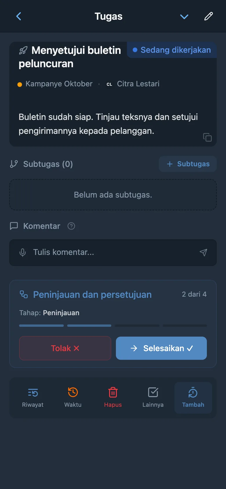 Tugas peninjauan surel dengan tahap alur kerja saat ini dan tombol penyelesaian tahap