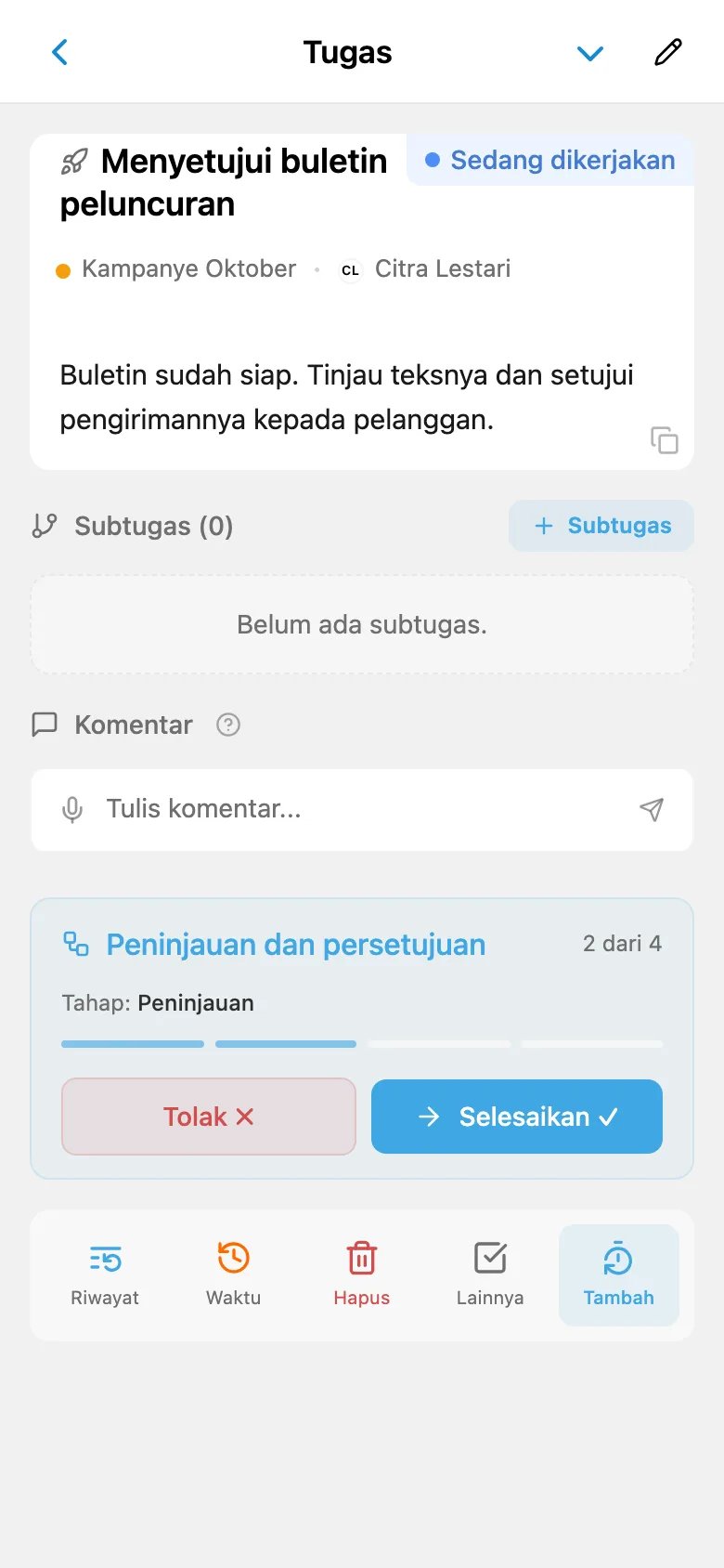 Tugas peninjauan surel dengan tahap alur kerja saat ini dan tombol penyelesaian tahap